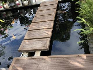 Thi công sàn gỗ nhựa ngoài trời lối đi dẫn ra hồ cá Koi