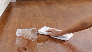Vệ sinh và bảo dưỡng sàn nhựa hèm khóa đảm bảo chất lượng