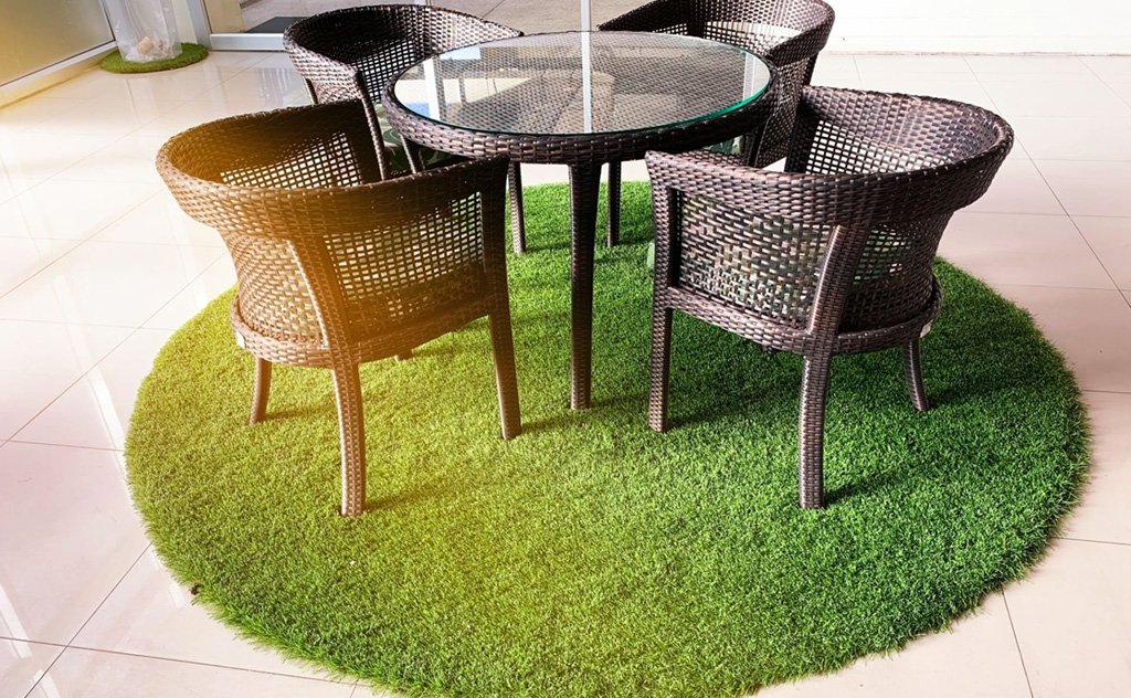 Một mẫu thảm cỏ thường được ứng dụng trong trang trí bàn ăn/uống