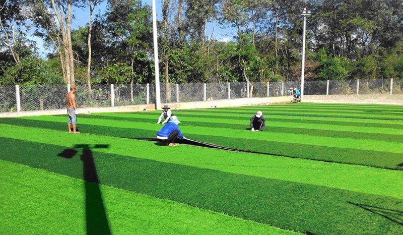 Bảng giá thi công cỏ nhân tạo sân bóng chất lượng