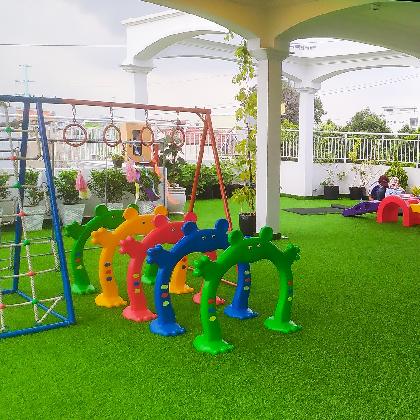 Thảm cỏ nhân tạo có an toàn cho trẻ em không?