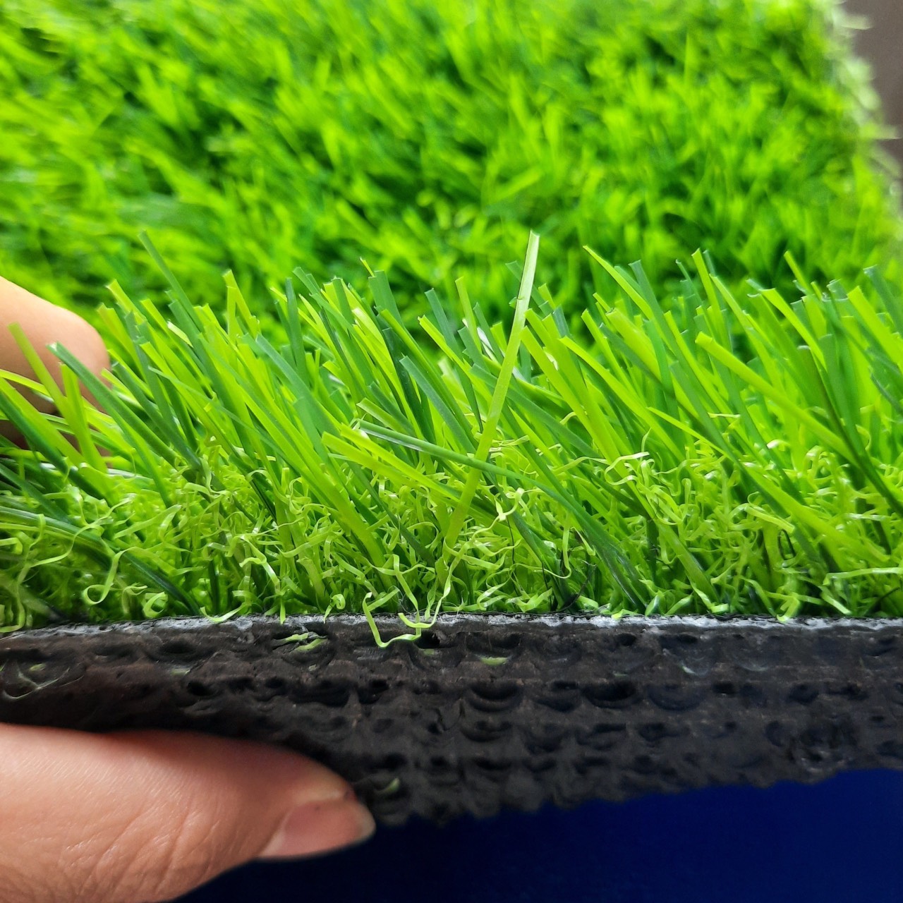 Bạn đã biết cách chải cỏ nhân tạo đúng cách?