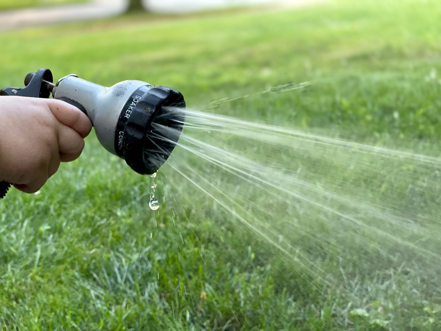 Tần suất tưới nước để đảm bảo chất lượng thảm cỏ nhân tạo