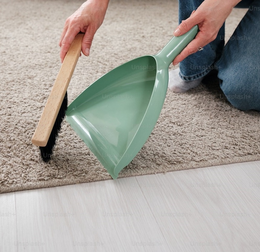 Sử dụng miếng lót đồ nội thất để bảo vệ mặt sàn